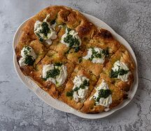 Фокачча с сыром страчателла и соусом песто