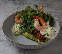 Салат с креветками, томатами, рукколой и страчателлой