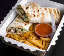 Шаурма куриная + фри на выбор + соус на выбор