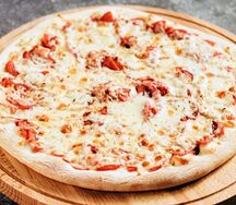 Лепешка с курицей, томатами и сыром 