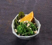 Салат чука с ореховым соусом