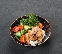 Салат с курицей BBQ