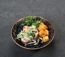 Салат с жареными кальмарами и водорослями чука