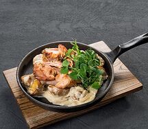 Запеченное куриное бедро с картофелем черри