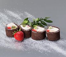 Шоколадный ролл со сливочным кремом и свежими фруктами