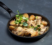 Томленый язык с картофелем черри