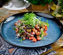 Салат с говяжьей вырезкой и обожженным баклажаном