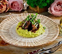 Томленые телячьи щечки с картофельным пюре и соусом песто