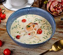 Сливочный суп с креветками и кальмарами 