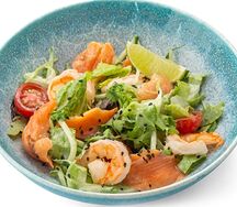 Салат с креветками и лососем