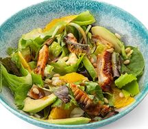 Салат с угрем и авокадо