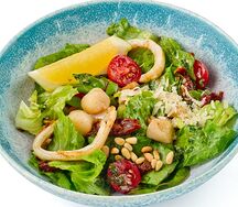 Салат с гребешками и кальмарами