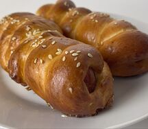 Булочка с сосиской