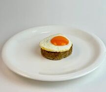 Бифштекс с яйцом