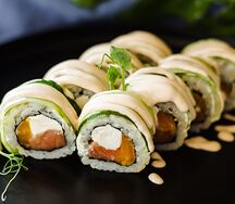 Фирменный ролл Манго с лососем в сливочном соусе