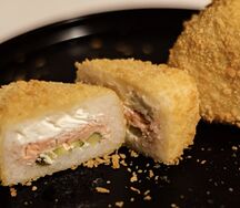 Жареный онигири с лососем 