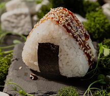 Онигири с угрем и кунжутом