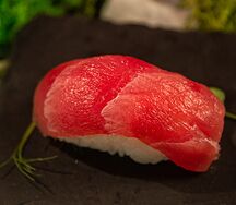 Суши с тунцом