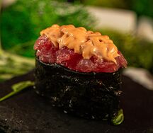 Острый гункан с тунцом