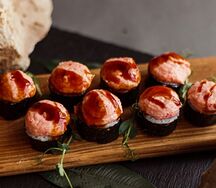 Футо Маки с сырной шапкой с лососем