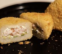 Жареный онигири с креветкой 