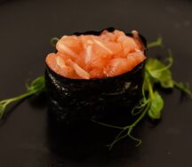Гункан с лососем