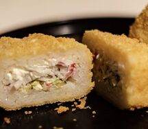 Жареный онигири со снежным крабом