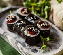 Маки с угрем