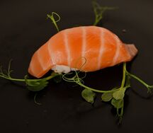 Суши с лососем