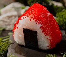 Онигири с лососем