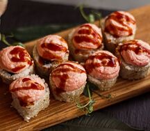 Аляска с сырной шапкой и лососем