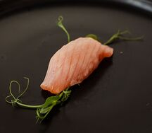 Суши с опаленным лососем