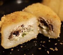 Жареный онигири с угрем