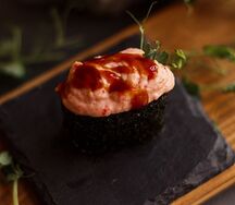 Гункан с сырной шапкой и с лососем