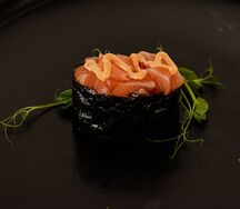 Острый гункан с лососем