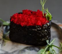 Гункан с икрой масаго