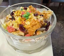 Йогурт с гранолой и цукатами