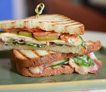 Сэндвич с курицей и беконом