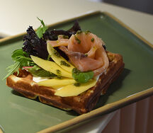 Сырная вафля с лососем