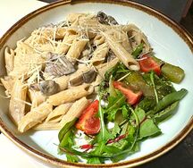 Паста с ростбифом в сливочном соусе с шампиньонами