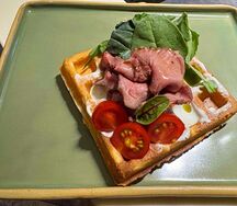 Сырная вафля с ростбифом