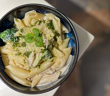 Паста с курицей и брокколи в арахисовом соусе