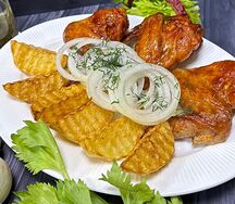 Крылышки с грантовым соусом и жареной картошкой 