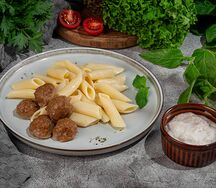 Фрикадельки из курицы с пенне