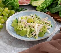 Салат с курицей и виноградом