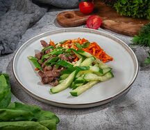 Салат с говядиной, овощами и орехами