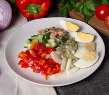 Салат с горбушей пряного посола 