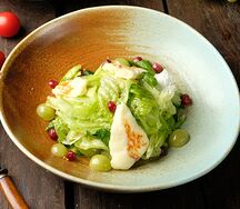 Салат с винoградом и жареным сулугуни