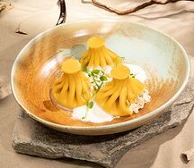 Хинкали на морковном фреше с лососем