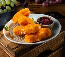 Сырные палочки с брусничным соусом